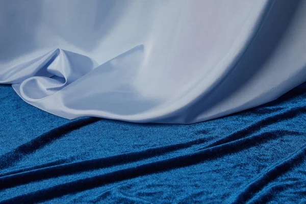 Vue rapprochée de soie bleue douce et froissée et tissu texturé velours — Photo de stock