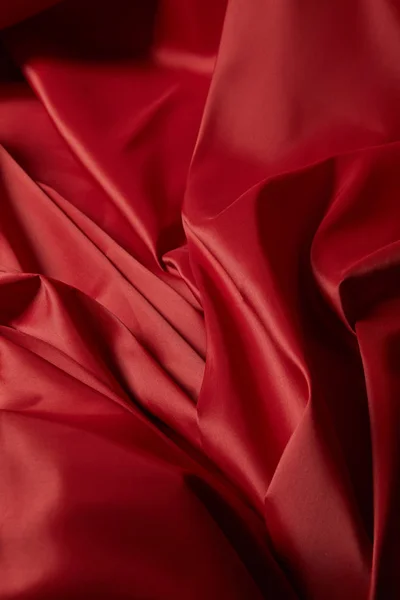 Vue rapprochée de tissu texturé rouge doux et froissé en soie — Photo de stock