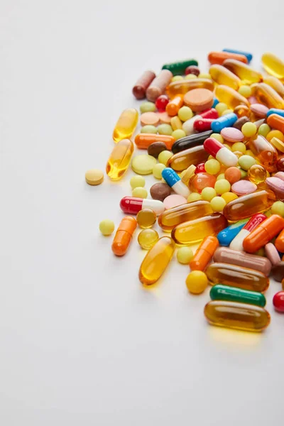 Foco seletivo de medicamentos brilhantes no fundo branco — Fotografia de Stock