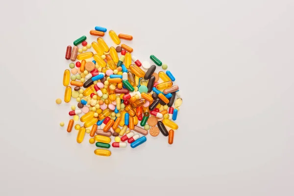 Vista superior de píldoras de colores aislados en blanco - foto de stock