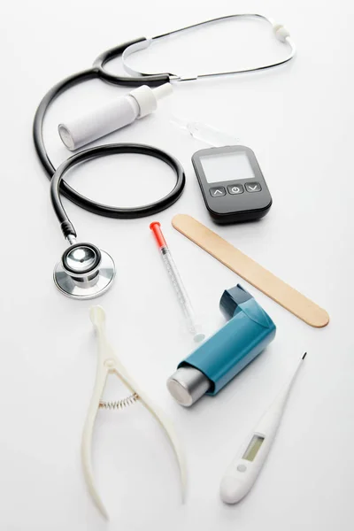 Vista de ángulo alto de los objetos médicos en blanco - foto de stock