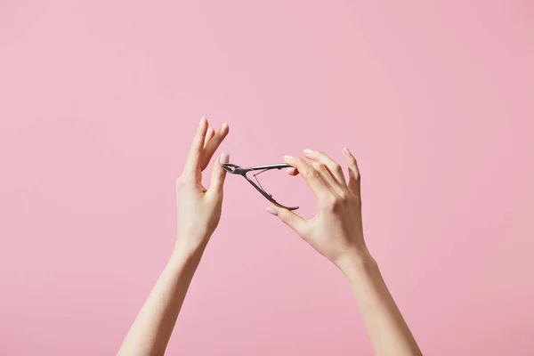 Vista cortada da cutícula de corte mulher com nipper isolado em rosa — Fotografia de Stock