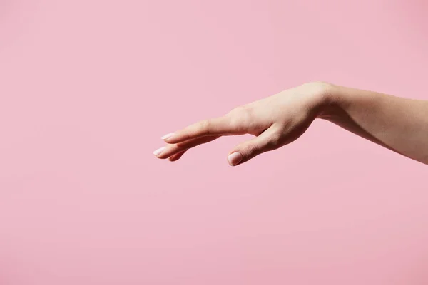 Обрезанный вид женской руки, изолированный на розовый — стоковое фото