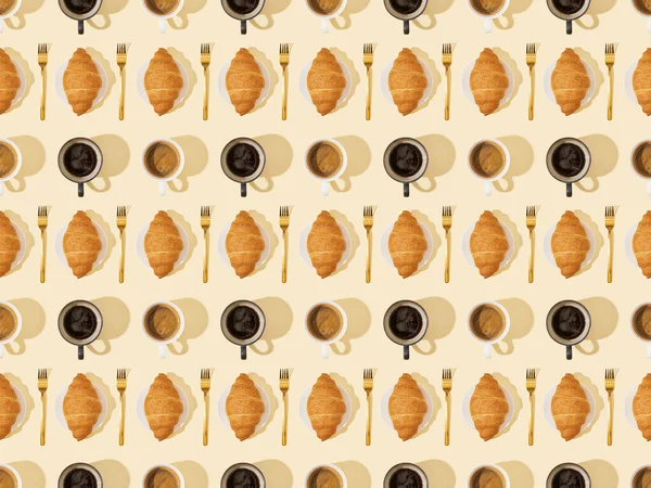 Ansicht von goldenen Gabeln, Croissants und Kaffee auf beigem, nahtlosem Hintergrundmuster — Stockfoto