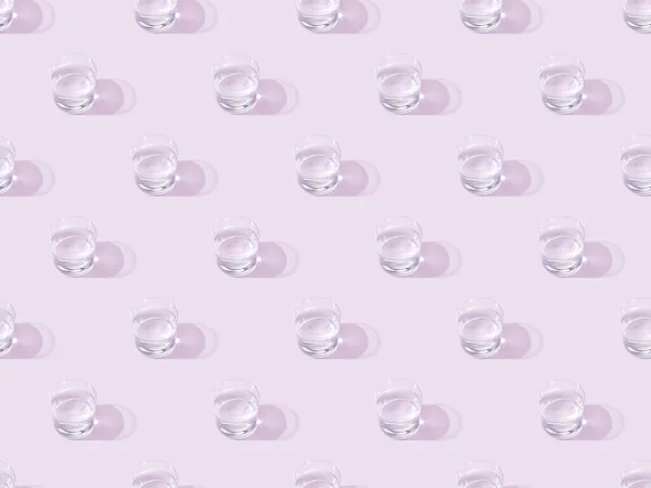 Vasos de agua dulce en violeta, patrón de fondo sin costuras - foto de stock