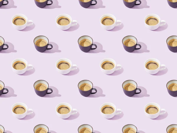 Tasses de café frais sur violet, motif de fond sans couture — Photo de stock