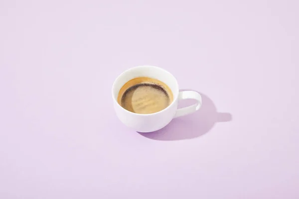 Xícara branca de café no fundo violeta — Fotografia de Stock