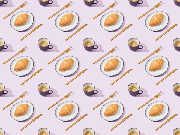 Tenedores y cuchillos dorados, cruasanes y café sobre fondo violeta, sin costuras - foto de stock