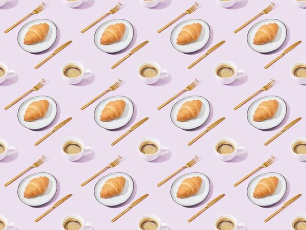 Forchette e coltelli dorati, cornetti e caffè su sfondo viola, senza cuciture — Foto stock