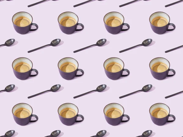 Tazas de café y cucharas en violeta, patrón de fondo sin costuras - foto de stock