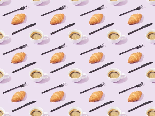 Schwarze Gabeln und Messer, Croissants und Kaffee auf violettem, nahtlosen Hintergrundmuster — Stockfoto