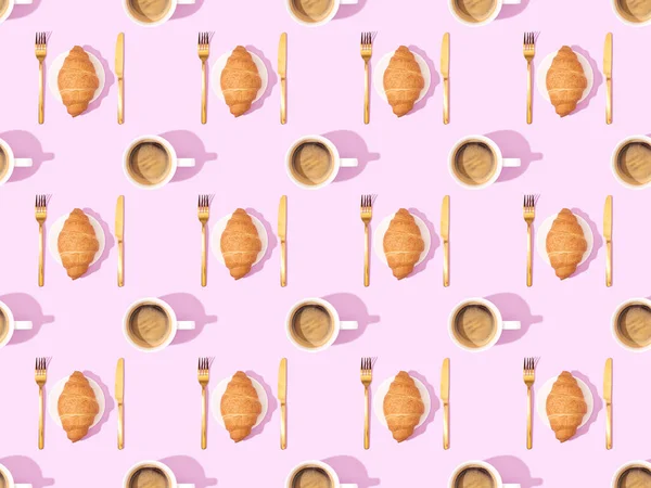 Vista superior de cubiertos, croissants en platos y café en rosa, patrón de fondo sin costuras - foto de stock