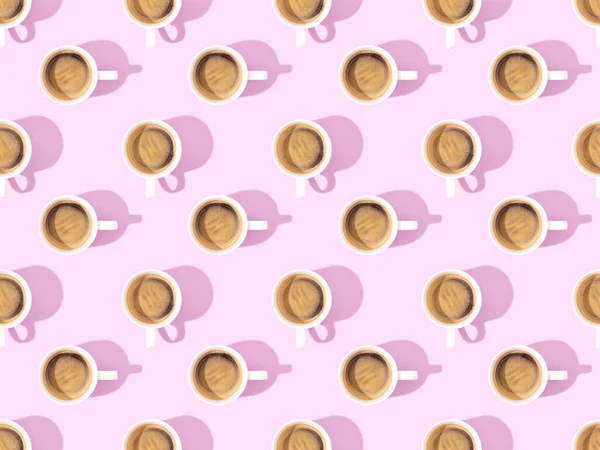 Top view of cups of fresh coffee on violet, seamless background pattern — Stock Photo