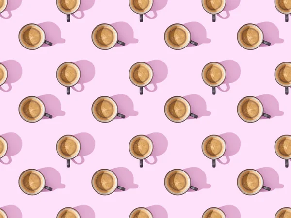 Vista dall'alto di tazze di caffè fresco su viola, modello di sfondo senza soluzione di continuità — Stock Photo