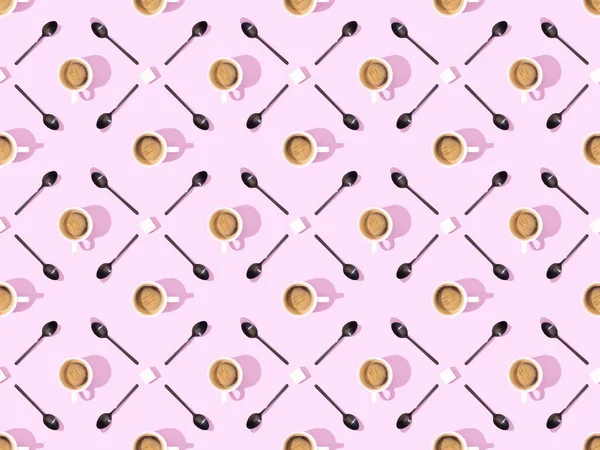 Vista superior de las tazas de café fresco, cucharas y azúcar en violeta, patrón de fondo sin costuras - foto de stock
