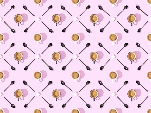 Top view of cups of fresh coffee, spoons and sugar on violet, seamless background pattern — Stock Photo