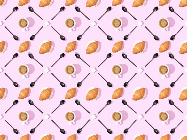 Vista superior de colheres, açúcar, croissants em pratos e café em rosa, padrão de fundo sem costura — Fotografia de Stock