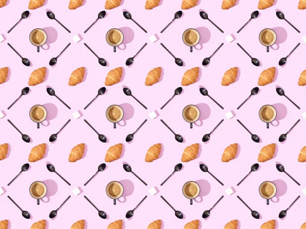 Vista superior de cucharas, azúcar, croissants y café en rosa, patrón de fondo sin costuras - foto de stock