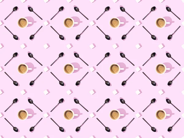 Top view of cups of fresh coffee, spoons and sugar on violet, seamless background pattern — Stock Photo