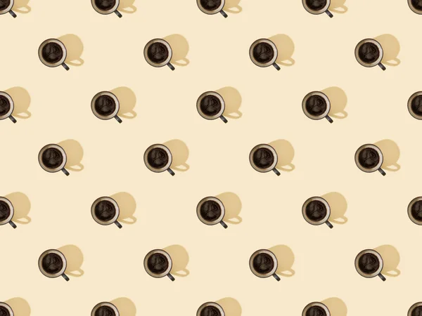 Vue de dessus des tasses de café frais sur beige, motif de fond sans couture — Photo de stock