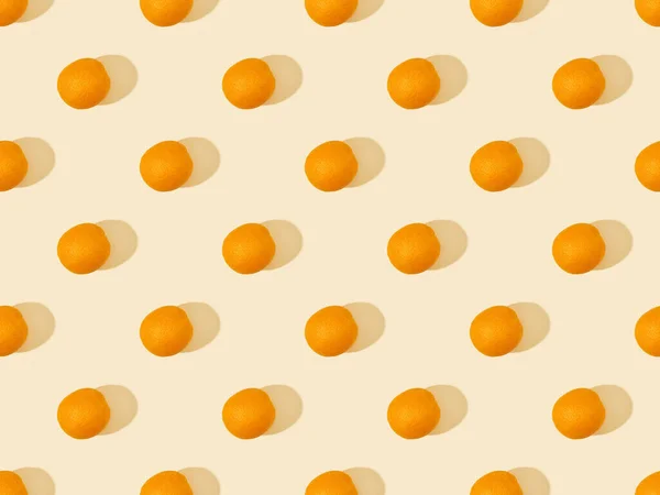 Vue de dessus des oranges mûres délicieuses ob beige, motif de fond sans couture — Photo de stock