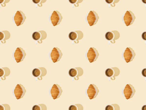 Vista superior de croissants e café em bege, padrão de fundo sem costura — Fotografia de Stock