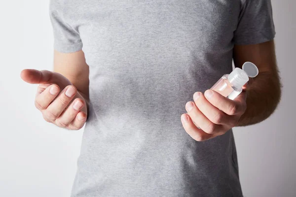 Vue recadrée de l'homme tenant désinfectant pour les mains en bouteille — Photo de stock