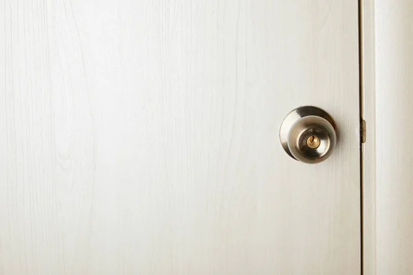 Чистая белая деревянная дверь с металлической ручкой после дезинфекции — стоковое фото