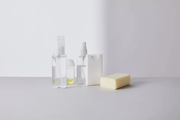 Desinfectante de manos en frascos y jabón antibacteriano sobre fondo blanco - foto de stock