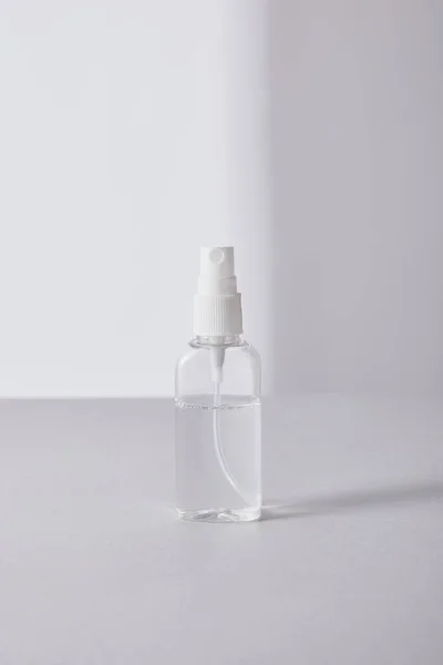 Desinfectante de manos en botella de spray sobre fondo blanco - foto de stock