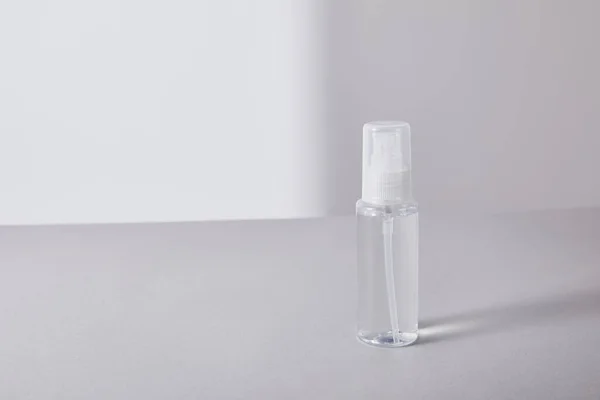Higienizador de mão em frasco de spray sobre fundo branco — Fotografia de Stock