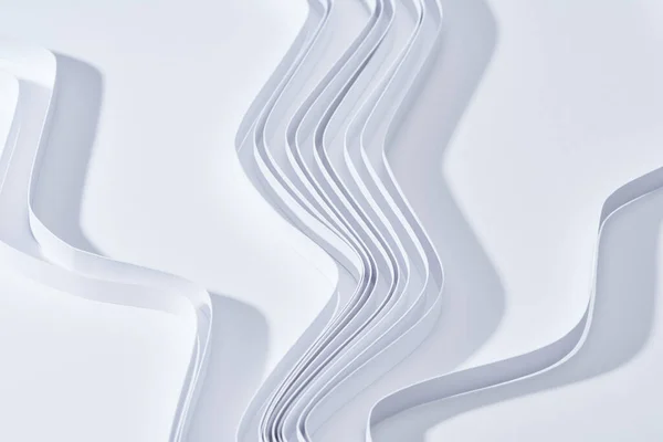 Крупним планом вид хвилястих паперових смуг на білому тлі — стокове фото