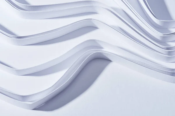 Vue rapprochée des bandes ondulées de papier sur fond blanc — Photo de stock