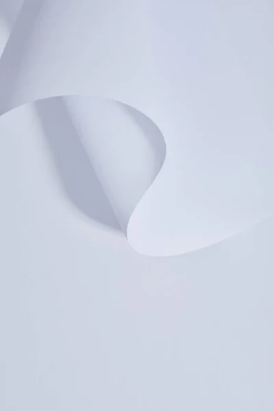 Vista ravvicinata del foglio di carta curva su sfondo bianco — Foto stock