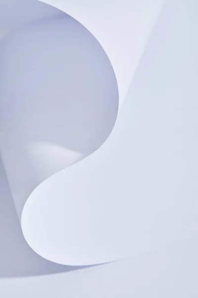 Nahaufnahme von gebogenem Papierblatt auf weißem Hintergrund — Stockfoto