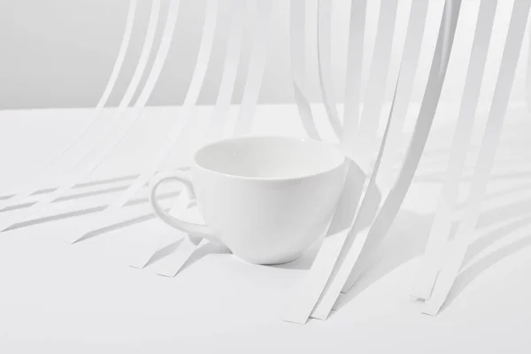 Close up vista de listras de papel e xícara no fundo branco — Fotografia de Stock