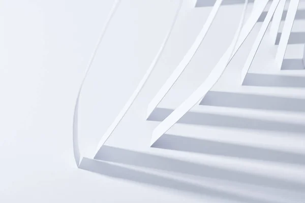 Vista ravvicinata di strisce di carta con ombra su sfondo bianco — Foto stock