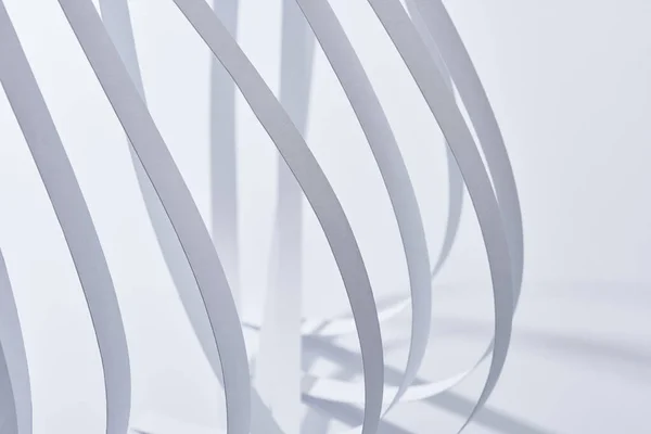 Close up vista de listras de papel curvo no fundo branco — Fotografia de Stock