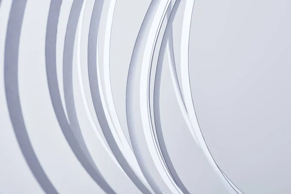 Vista de cerca de las rayas de papel curvadas aisladas en blanco - foto de stock