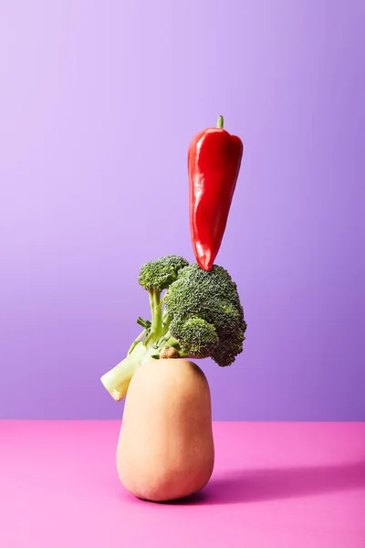 Peperoncino fresco su broccoli e zucca su viola e rosa — Foto stock