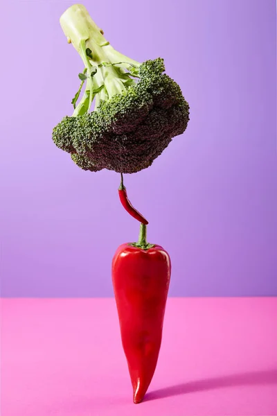 Brocoli sur piments sur pourpre et rose — Photo de stock