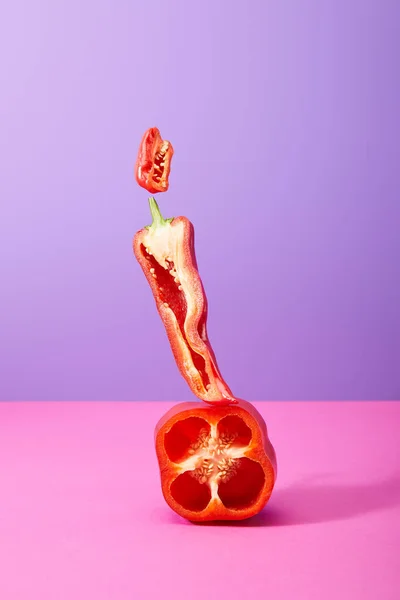 Peperoncino e peperoni tritati su viola e rosa — Foto stock