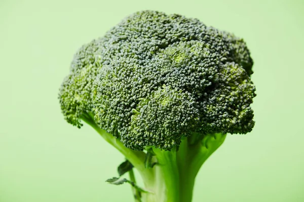 Nahaufnahme von reifem grünen Brokkoli auf Grün — Stockfoto