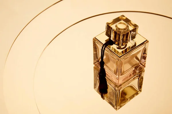 Vue grand angle du flacon de parfum aromatique sur une surface miroir ronde avec réflexion — Photo de stock