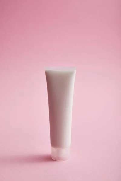 Cosmético mão creme tubo no fundo rosa — Fotografia de Stock