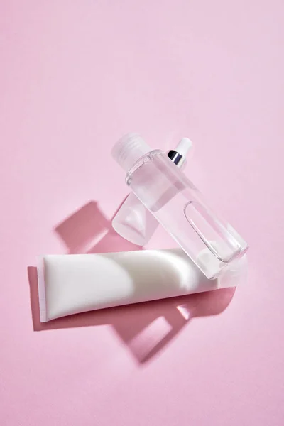 Vue grand angle des cosmétiques sur fond rose — Photo de stock