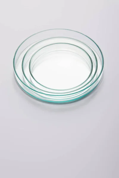 Высокий угол обзора лабораторной пустой посуды на сером фоне — стоковое фото