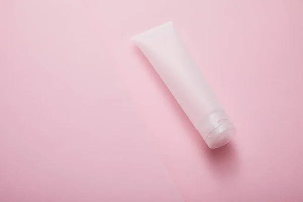 Vue grand angle du tube de crème cosmétique en plastique sur fond rose — Photo de stock