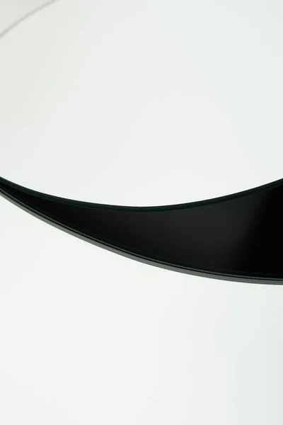 Vue grand angle de l'arrière-plan abstrait avec des lignes courbes en gris et noir — Photo de stock