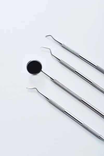 Vue grand angle des outils dentaires professionnels pour l'examen des dents sur fond gris — Photo de stock